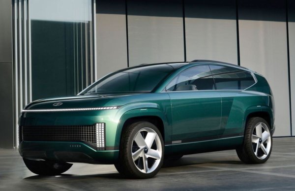 Изграден върху същата E-GMP платформа като Ioniq 5, Ioniq 7 ще напомня по размери настоящия Palisade. За момента Hyundai показва само концепция, чиято батерия ще предлага пробег от поне 500 км с едно зареждане.